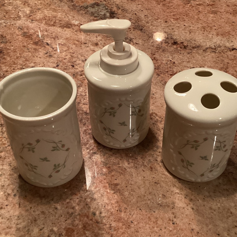 EUC Lenox Rose Manor Bath Accessory Set